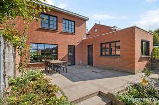 Op zoek naar een gezellige, verrassend ruime familiewoning in Harelbeke? Dit karaktervolle huis met drie slaapkamers en een garage biedt de ideale basis voor wie graag zijn eigen stempel drukt op een nieuwe thuis.Binnen kom je via de inkomhal in een lichte leefruimte met aansluitend de keuken. De ruimtes bieden voldoende oppervlakte en mogelijkheden om ze modern en naar jouw eigen wensen in te vullen.Boven telt de woning drie mooie slaapkamers en ruimte voor een badkamer. Buiten is het genieten op het ruime terras en in de zonnige tuin. Een grote extra troef is de praktische garage, perfect voor de auto, fietsen of als extra opbergruimte.Interesse? Mail naar info@property-vastgoed.be voor meer info of bel ons op 056 96 08 00 voor een bezoek.