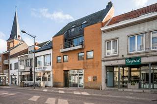 <span>Op een uitstekende locatie in Putte bevindt zich dit veelzijdig opbrengsteigendom in combinatie met enorm veel mogelijkheden. Samen vormen ze een interessante vastgoedopportuniteit op een centrale locatie met uitstekende bereikbaarheid via de belangrijkste invalswegen. Het geheel biedt tal van mogelijkheden, zowel professioneel als residentieel én een potentieel aantrekkelijk huurrendement.</span><br /><br /><u><span>Het handelspand</span></u><span> (gelijkvloers en eerste verdieping)</span><br />U betreedt het pand via een ruime inkomhal, perfect geschikt om in te richten als vestiaire en/of wachtzaal. Het gelijkvloers beschikt over diverse bureauruimtes, een keuken met eetruimte, sanitair en een praktische berging met plaats voor een printer.<br />De eerste verdieping biedt een polyvalente ruimte die flexibel kan worden ingedeeld. Momenteel is deze ingericht met meerdere kantoorruimtes/vergaderzaal, evenals een wasruimte (badkamer) met een afzonderlijk toilet.<br /><br /><u><span>Het duplex-appartement</span></u><span> (tweede en derde verdieping)</span><br />U betreedt het appartement via aparte inkomhal met vestiaire, een apart gastentoilet en een praktische berging. De lichtrijke leefruimte biedt tal van inrichtingsmogelijkheden voor een gezellige zithoek en een aangename eetplaats, die naadloos aansluit op het westgericht terras waar u in alle rust van de namiddag- en avondzon kunt genieten. De keuken is functioneel ingericht en voorzien van de voornaamste toestellen.<br />Op de derde verdieping leidt de nachthal naar drie volwaardige en ruime slaapkamers. De badkamer is compleet uitgerust met een dubbele lavabo, een douchebad en een extra bergruimte die perfect kan dienen als dressing. Daarnaast beschikt deze verdieping eveneens over een afzonderlijk toilet, wat het comfort van het appartement verder verhoogt.<br /><br />Het appartement is momenteel verhuurd, wat het ook bijzonder interessant maakt als investering met onmiddellijk rendement.<br /><br /><strong>Een bijzondere troef van dit pand is de uitzonderlijke flexibiliteit in indeling. Zo kan het moeiteloos worden opgesplitst in een handelsgelijkvloers, een appartement op de eerste verdieping en een duplexappartement op de tweede en derde verdieping.<br />Uiteraard heeft u ook de mogelijkheid om de huidige indeling te behouden, volledig afgestemd op uw eigen wensen en behoeften.</strong><br /><br /><span>Dit is een uitstekende opportuniteit als u op zoek bent naar een opbrengsteigendom met enorm veel mogelijkheden op een centrale locatie te Putte. Contacteer ons voor meer informatie op 0479 47 09 61 of neem een kijkje op www.boonstravastgoed.be.</span><br /><br /><span>Bijzonderheden:</span><br /><span>- Veel indelingsmogelijkheden</span><br /><span>- Aantrekkelijk huurrendement<br />- Interessante vastgoedopportuniteit</span>