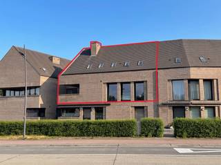 <p><b>Bel appartement à Herselt avec un look moderne et un excellent agencement</b></p><p>Ce bel appartement à Herselt offre une combinaison idéale de confort, d'espace et de design moderne. Avec une surface habitable totale de 139 m², la propriété dispose de tout ce dont vous avez besoin pour un mode de vie agréable.</p><p><b>Disposition et pièces</b></p><p>L'appartement comprend <b>3 chambres à coucher</b> confortablement meublées et bénéficiant de la lumière naturelle grâce aux grandes lucarnes. Les chambres varient en taille, la chambre principale offrant un espace privé parfait. Vous disposez également d'<b>une salle de bains</b> avec des équipements modernes.</p><p><b>Espace de vie et salle de séjour</b></p><p>Le salon et la cuisine ouverte constituent le cœur de l'appartement. Cet espace spacieux avec de hauts plafonds offre une excellente fluidité et est parfaitement meublé avec une grande table à manger et un coin salon confortable. La lumière naturelle qui traverse les grandes fenêtres et les puits de lumière rend l'espace aéré et accueillant. Le design moderne, avec des sols en bois chaleureux et un éclairage élégant, crée une atmosphère accueillante.</p><p><b>Détails de l'appartement</b></p><p>L'appartement se caractérise par un escalier ouvert qui relie élégamment les différents espaces. Les finitions intérieures sont de bonne qualité et les détails sont soignés. La finition blanche des murs et des plafonds, combinée à des touches de bois chaud, forme une base harmonieuse. Magnifiquement agencé, facile à entretenir et habitable immédiatement.</p><p><b>Situation</b></p><p>Situé à Herselt, un endroit agréable et calme en Belgique, avec une bonne accessibilité aux grandes villes.</p>