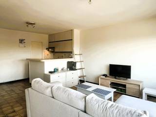 omvattende een inkomhal, klare living, ingerichte open keuken en badkamer, 1 slaapkamer, autostaanplaats binnen in het gebouw en...