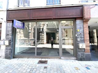 Handelsgelijkvloers te huur in het centrum van Diest, Felix Moonsstraat 15.Oppervlakte : +/- 90m²Gevelbreedte : +/- 5,5mIndeling :3 achter elkaar...