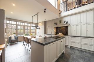 Deze prachtig afgewerkte woning bevindt zich in het centrum van het gezellige Tongerlo. Hierdoor bevinden alle faciliteiten zich op wandelafstand...