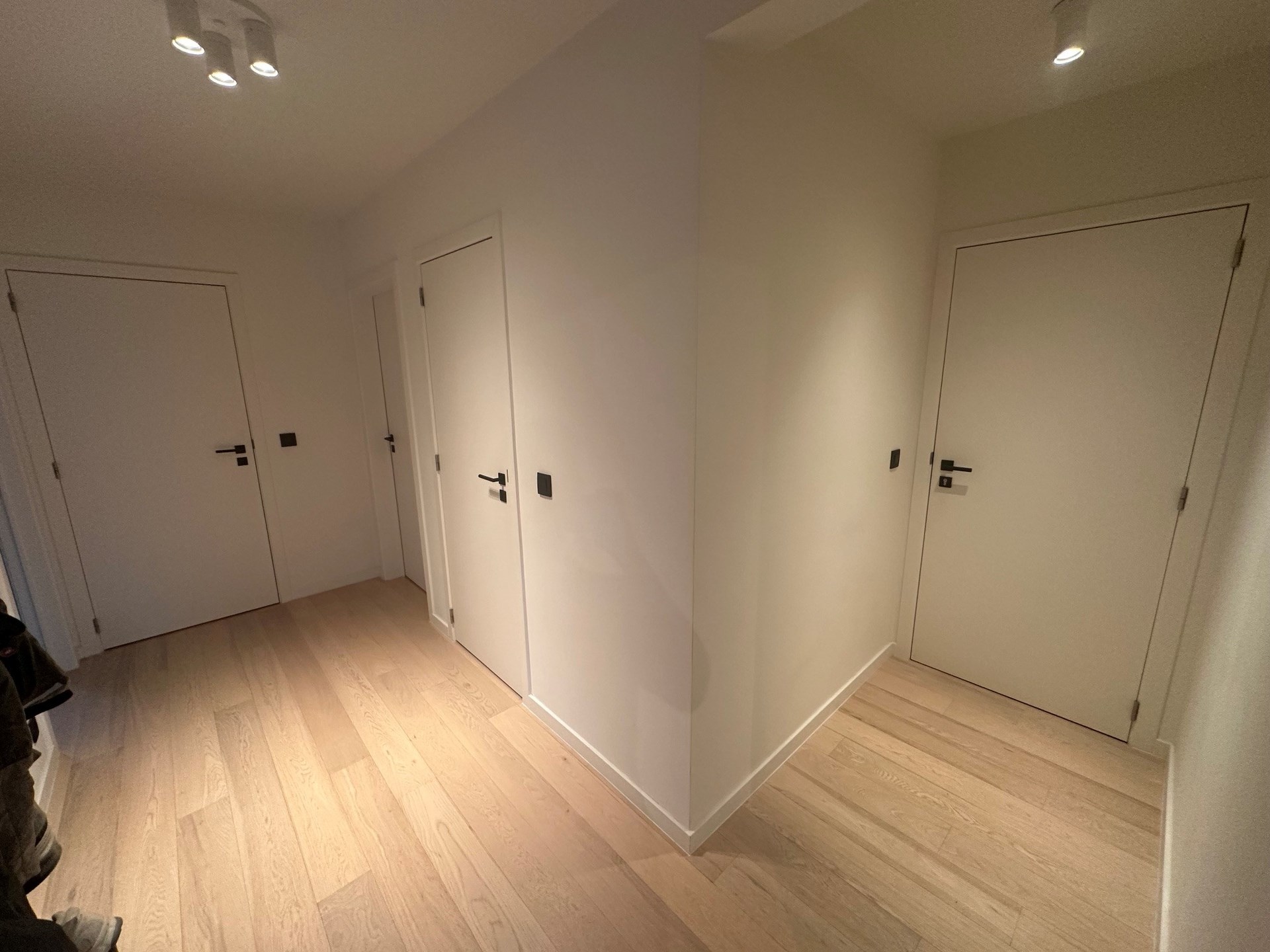 Strategisch gelegen en gerenoveerd tweeslaapkamerappartement met garage - foto 5