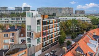 <p><strong>Instapklaar 2-slaapkamerappartement van 67 m² op de 3de verdieping, met lift en private kelderberging, gelegen in de Werkzaamheidstraat 1 te Oostende.<br /><br /></strong></p>
<p>Op zoek naar een<span> </span><strong>betaalbaar appartement op een uitstekende locatie in Oostende</strong>? Dit appartement combineert een praktische indeling met een zeer goede ligging en is daardoor interessant als<span> </span><strong>eigen woonst, tweede verblijf of investering</strong>.<br /><br /></p>
<h3>Comfortabel wonen op een centrale ligging</h3>
<p>Het appartement bevindt zich op de<span> </span><strong>3de verdieping van een gebouw met lift</strong><span> </span>en beschikt over een bewoonbare oppervlakte van<span> </span><strong>67 m²</strong>.</p>
<p>De woning omvat onder meer:</p>
<ul>
<li><strong>2 slaapkamers</strong></li>
<li>Een<span> </span><strong>keuken</strong></li>
<li>Een<span> </span><strong>badkamer met douche</strong></li>
<li>Een aangename, lichtrijke leefruimte</li>
<li><strong>Lift</strong><span> </span>in het gebouw</li>
<li><strong>Extra kelderberging</strong><span> </span>in de kelder</li>
<li>EPC:<span> </span><strong>135 kWh/m² – energiezuinig</strong><strong></strong></li>
</ul>
<br />
<h3>Uitstekende ligging</h3>
<p>De ligging is één van de grootste troeven van dit appartement. Je bevindt je op korte afstand van<span> </span><strong>scholen, winkels, supermarkten en openbaar vervoer</strong>. Ook het centrum van Oostende, de kust en de zeedijk zijn vlot bereikbaar.</p>
<p>Dankzij de centrale ligging zijn heel wat dagelijkse voorzieningen gemakkelijk te voet of met de fiets bereikbaar. Ook voor wie pendelt, is er een goede verbinding richting het station en de belangrijkste invalswegen.<br />In het gebouw zijn nog werken aan de gevel gepland. Deze zal volledig in crepi gezet worden. De prijs hievan ligt rond € 7.500. <br /><br /></p>
<h3>Mobiscore 9,2/10</h3>
<p>De locatie beschikt over een<span> </span><strong>uitstekende Mobiscore van 9,2/10</strong>. Dit bevestigt de sterke bereikbaarheid van de omgeving en de nabijheid van onderwijs, winkels, openbaar vervoer, ontspanning en andere voorzieningen.<br /><br /></p>
<h3>Een interessante opportuniteit aan de kust</h3>
<p>Met zijn<span> </span><strong>67 m², 2 slaapkamers, lift, kelderberging en uitstekende ligging</strong><span> </span>biedt dit appartement heel wat mogelijkheden.</p>
<p>De combinatie van een<span> </span><strong>vraagprijs van €179.500</strong><span> </span>en de centrale ligging in Oostende maakt dit een interessante opportuniteit voor zowel<span> </span><strong>starters, gezinnen, tweede verblijvers als investeerders</strong>.</p>
<p><strong>Vraagprijs: €179.500</strong></p>
<p>📍 Werkzaamheidstraat 1, Oostende<br />🏢 3de verdieping met lift<br />🛏️ 2 slaapkamers<br />📐 67 m²<br />🚿 Badkamer met douche<br />🍳 Keuken<br />📦 Kelderberging<br />⚡ EPC: 135 kWh/m²<br />🚲 Uitstekende mobiliteit – Mobiscore 9,2/10</p>
<p><strong>Een bezoek is zeker de moeite waard. Ontdek zelf de combinatie van ruimte, comfort en een bijzonder goede ligging!</strong></p>