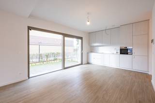 <p>Residentie Bo’rive bestaat uit moderne assistentiewoningen, voorzien van alle comfort.<span> </span><span>In uw assistentiewoning geniet u van de rust, het zicht op een groot toekomstig groen park en de openheid van het water. Stapt u de deur uit, dan hoeft u niet ver te gaan. Hier vindt u alles wat u nodig hebt op wandel- of fietsafstand.</span><br /><br /><strong>INDELING</strong><br />U betreedt de assistentiewoning via de hal die toegang geeft tot een praktische berging en een apart gastentoilet.<br />Een lichtrijke woonruimte met open keuken. <br />Via de keuken heeft u toegang tot het terras waar het aangenaam vertoeven is.<br />Een ruime slaapkamer met directe toegang tot de badkamer (inloopdouche, lavabo en toilet).<br /><br /><strong>BIJZONDERHEDEN<br /></strong>- Mogelijkheid aankoop van ondergrondse parking en berging<br />- Fiscaalvriendelijke investering: 12% BTW ipv 21%<br />- Syndicus: € 4,5 / dag en services: € 6,63 / dag<br /><br /><strong>POSITIEVE ASPECTEN</strong><br />- Unieke ligging: bij het water en in een groene omgeving<br />- Moderne BEN-(assistentie)woningen<br />- Comfort- en zorgdiensten op maat<br />- Vlot bereikbaar met openbaar vervoer en wagen<br />- Verschillende winkels en wekelijkse markt vlakbij<br />- Centraal gelegen tussen Antwerpen en Brussel<br /><br /></p>
