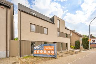 Stijlvol nieuwbouwappartement te huur in Tongerlo!<br /><br />In de Meulemanslaan 17 te Tongerlo bevindt zich dit kleinschalige nieuwbouwproject met slechts vijf appartementen, rustig gelegen met mooi zicht op het park.<br /><br />Het appartement combineert comfort en energiezuinigheid en beschikt over een lichtrijke leefruimte met open, volledig ingerichte keuken, slaapkamers, moderne badkamer, berging en apart toilet.<br /><br />Vanuit de leefruimte heb je toegang tot een ruim terras waar je in alle rust kan genieten van het groene uitzicht.<br /><br />Extra troeven zijn de privatieve berging en autostaanplaats.<br /><br />Kortom, een kwalitatief afgewerkt en instapklaar nieuwbouwappartement op een rustige ligging in Tongerlo.<br /><br />Vaste kosten: 150 euro: O<span>nderhoud tuin, gemene delen, elektriciteit en water gemene delen,…</span><br /><br />Bel ons op 014/95.37.50 of mail naar secretariaat@degroot-celen.be