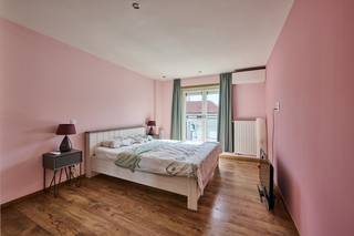 In een doodlopende en rustige straat met toch uitstekende verbindingen kan u deze moderne nieuwbouwwoning terugvinden. Traditioneel sterk gebouwd...