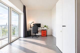Quares - TREVI Groep presenteert :<br />Op zoek naar een slimme investering of een eigen stek in Antwerpen? Deze lichtrijke studio van 30 m² in de Ellermanstraat, op de 4de verdieping, combineert comfort met een topligging. De ruimte is praktisch ingedeeld met een open leef- en slaapgedeelte, bemeubeld met kast, bureau, tweepersoonsbed en gordijnen. De keuken is voorzien van voldoende kastruimte, ingewerkte oven, lavabo, dampkap, en kookvuur. Dankzij de onderhoudsvriendelijke tegelvloer en de aparte berging voor wasmachine en droogkast geniet je van extra gemak. Het terras en het open uitzicht zorgen voor een ruim en rustig gevoel.<br /><br />De studio is momenteel nog verhuurd tot en met april volgend jaar en is meteen instapklaar of perfect voor verhuur.<br /><br />Gelegen op wandelafstand van Park Spoor Noord, scholen, winkels en horeca, met tram, bus en belangrijke invalswegen vlakbij, geniet je hier van een uitstekende bereikbaarheid én groen in de buurt. Een compacte topper met grote troeven! <br /><br />TROEVEN:<br />-Gunstig EPC (A)<br />-Extra privatieve kelderberging<br />-Conforme elektrische keuring<br />-Uitstekende locatie<br />-Lichtrijk<br />-Terras<br />Voor meer info, zie www.quares.be