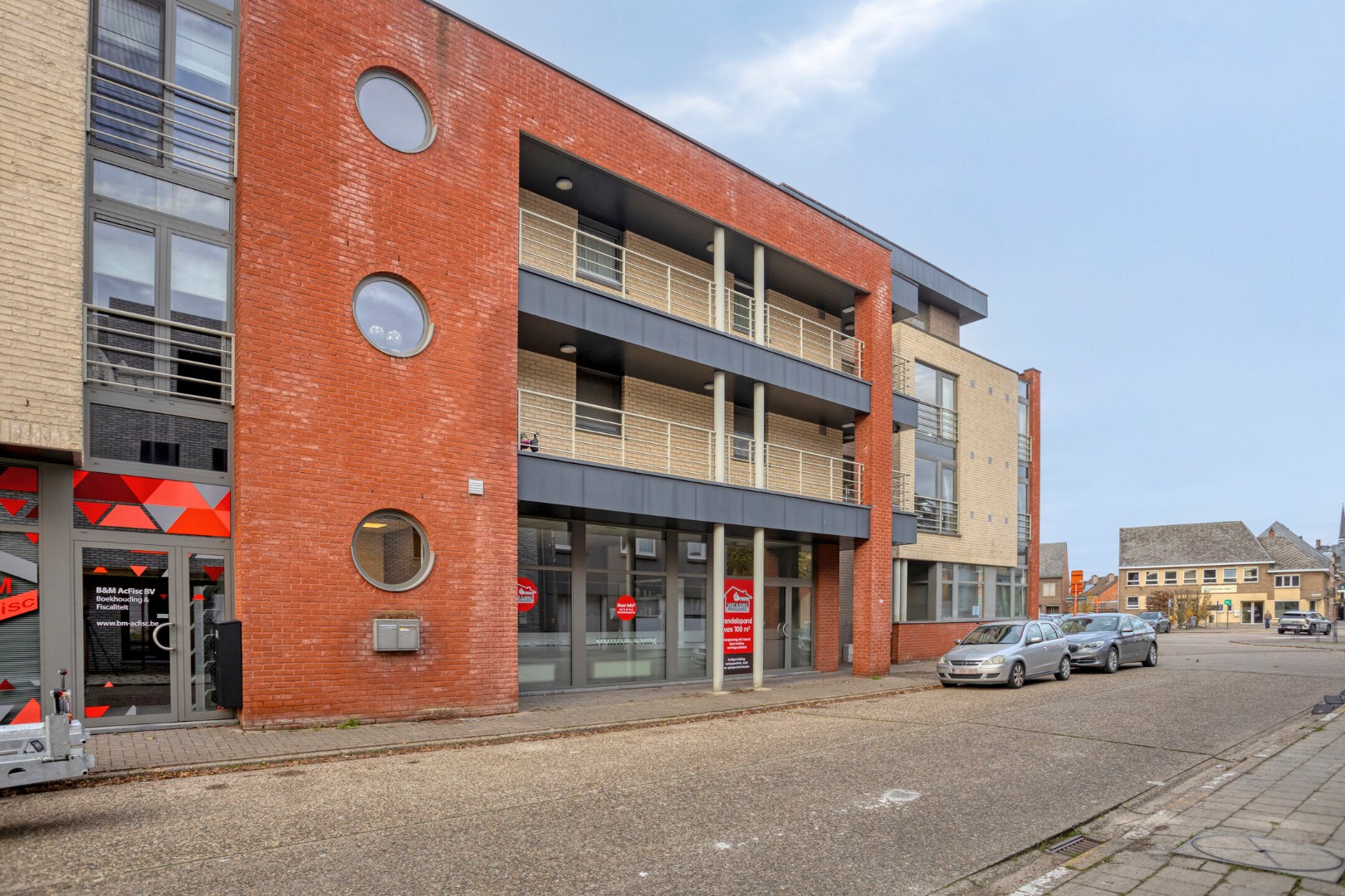Ruim energiezuinig commercieel pand op toplocatie in centrum Hechtel - foto 1