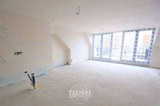 Op een zucht gelegen van de Zeedijk, bevindt zich de standingvolle residentie "Hamptons II". Deze nieuwbouwresidentie huisvest zowel één- en tweeslaapkamer appartementen met heerlijke terrassen, alsook 4 winkelpanden op het gelijkvloers.<br /> <br />Omvat:<br />5eV: een inkomhal met gastentoilet, een lichtrijke woonkamer met ruim terras, een open en volledig ingerichte keuken en een handige berging.<br />6eV: nachthal, een douchekamer met douche, lavabo en toilet en 2 slaapkamers.<br /><br />TROEVEN:<br />- gemeenschappelijke fietsenberging<br />- uitstekende ligging nabij de zeedijk, de jachthaven en het centrum<br />- prachtige nieuwbouwresidentie <br />- geschikt voor vaste bewoning of als tweede verblijf<br />- mogelijkheid tot aankoop garagebox of parking <br /><br />PROFITEER NU VAN HET VERLAAGD BTW-STELSEL VAN 21% NAAR 6%!<br /><br />Voor meer info of een vrijblijvend bezoek, neem gerust contact op via het nummer 050/42 30 30 of mail naar els@immoclevers.be. <br /><br />EPC/EPB na oplevering - K.I. na oplevering<br />Vergunning uitgereikt, woongebied, geen rechterlijke herstelmaatregel of bestuurlijke maatregel opgelegd, geen voorkooprecht ruimtelijke ordening aanwezig, geen verkavelingsvergunning.<br /><br />Ref: NBB0039