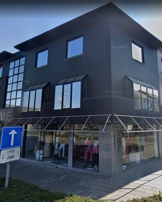 Bent u op zoek naar een commerciële ruimte met uitstraling én visibiliteit? Dan is deze centraal gelegen handelsruimte precies wat u zoekt!Veel...