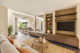 Zeer ruime, stevig gebouwde woning met praktijkmogelijkheid nabij centrum Wielsbeke!Op wandelafstand van het centrum vind je deze karaktervolle en...