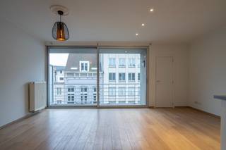 Dit lichtrijke appartement is ideaal gelegen in de Doorniksestraat, op wandelafstand van het station, winkels en het bruisende stadscentrum...