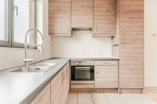 <strong>Welkom in Brasschaat te lage Kaart 626 b2002. </strong><br /><br />Op <strong>de tweede verdieping </strong>van een <strong>kleinschalig gebouw</strong> met <strong>lage gemeenschappelijke kosten</strong> bevindt zich dit <strong>verzorgd</strong> en<strong> lichtrijk appartement</strong> met een absolute meerwaarde: <strong>een ruim zonneterras</strong> waar u in alle rust kan genieten van de avondzon.<br /><br />Via de inkomhal betreden we de <strong>ruime leefruimte (ca. 32 m²).</strong> De woonkamer is afgewerkt met een warme houten look laminaatvloer, terwijl het keukengedeelte voorzien is van een onderhoudsvriendelijke tegelvloer. De <strong>open keuken</strong> beschikt over een <strong>inductiekookplaat, dampkap en oven</strong> en sluit naadloos aan bij de leefruimte.<br /><br />Het grote <strong>schuifraam (±2,5 m breed) </strong>zorgt voor veel natuurlijke lichtinval en directe toegang tot <strong>het terras van ca. 25 m²!</strong><br /><br />Verder beschikt het appartement over een <strong>slaapkamer van (ca. 11 m²) </strong>en een <strong>badkamer (ca. 7 m²) </strong>met bad/douche, wastafelmeubel en toilet met voorziening in de badkamer voor wasmachine én droogkast.<br /><br /><strong>Technisch:</strong><br />- EPC:  234 kWh/m2jaar, label C<br />- Geen renovatieverplichting<br />- Verwarming via warmtepomp<br />- G-&amp;P-score: A &amp; A<br />- Stedenbouwkundige info: Vg- Wg – Gmo – Gvkr– Gvv<br /><br />Dankzij de combinatie van ligging, energiezuinigheid, lage vaste kosten ca.<strong> €20</strong>.en ruime terras is dit een ideale starterswoning. Kortom, maak snel je afspraak op <strong>03 369 70 33!</strong>