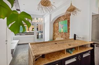<p>Ontdek deze prachtig gerenoveerde woning aan de Vlasmarkt, op de hoek van de Hoogstraat, met een uniek uitzicht op de Onze-Lieve-Vrouwekathedraal. Dit karaktervolle pand combineert wooncomfort met diverse professionele mogelijkheden.</p><p>Het gelijkvloers is ideaal als kantoor, bureau of polyvalente ruimte. De kelder beschikt over een toilet, urinoir en handenwasser.</p><p>Op de eerste verdieping bevinden zich een ruime leefruimte en een moderne, volledig uitgeruste keuken met vaatwasser, combi-oven en inductiekookplaat. De tweede verdieping omvat de hoofdslaapkamer en een stijlvolle badkamer met dubbele wastafel, douche en toilet. De derde verdieping kan ingericht worden als tweede slaapkamer, tv-kamer of hobbyruimte met mezzanine.</p><p>De elegante trap verbindt alle verdiepingen en geeft het geheel een unieke uitstraling. Vanuit bijna elke verdieping geniet u van een prachtig zicht op de kathedraal.</p><p>De woning kan bovendien gemeubeld worden gehuurd, wat zorgt voor extra comfort en een instapklare oplossing.</p><p>Een unieke kans op een toplocatie in het historische centrum van Antwerpen.</p>