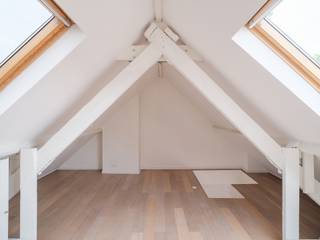 Op zoek naar een ruime, instapklare gezinswoning op een vlot bereikbare locatie? Dan is deze gerenoveerde woning in Ledeberg absoluut een bezoek waard.<br /><br />Met een bewoonbare oppervlakte van 176 m² op een perceel van 105 m² biedt deze woning alle ruimte voor een comfortabel gezinsleven. De woning werd in 2012 grondig gerenoveerd en combineert hedendaags wooncomfort met een praktische indeling.<br /><br />Binnenin beschikt u over een lichtrijke leefruimte, een functionele keuken, vier volwaardige slaapkamers, een badkamer en twee afzonderlijke toiletten. Dankzij de centrale verwarming op aardgas geniet u het hele jaar door van een aangenaam wooncomfort.<br /><br />Ook op technisch vlak scoort deze woning uitstekend. De elektrische installatie is conform de huidige regelgeving en met een EPC-label C bent u verzekerd van een energiezuinige woning zonder onmiddellijke renovatieverplichtingen.<br /><br />Een absolute meerwaarde is de aanwezige garage, een zeldzame troef in deze omgeving. Bovendien geniet u van een centrale ligging in Ledeberg, op korte afstand van winkels, scholen, openbaar vervoer en de belangrijkste invalswegen richting Gent en de omliggende gemeenten.<br /><br />Kortom, deze ruime en verzorgde woning biedt de ideale combinatie van ruimte, comfort en een uitstekende ligging. Een ideale opportuniteit voor gezinnen of wie op zoek is naar een instapklare woning met vier slaapkamers.<br /><br />Woning staat momenteel leeg en werd aangekleed via AI beelden.<br /><br />Interesse? Contacteer Thomas via +32 474 26 27 58