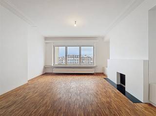 <p><span>Ontdek dit zonnig appartement aan Gent-Zuid! </span></p><p><span>U komt de woning binnen via een ruime inkomhal. Links bevindt zich de </span><span>volledig nieuwe keuken</span><span>, uitgerust met koelkast, vaatwasser, elektrische kookplaat, dampkap, spoelbak én aansluitingen voor wasmachine en droogkast. Vanuit de keuken stapt u zo het </span><span>zuidwestgerichte terras</span><span> van 11 m² op, met uitzicht op de stad en aan de rechterkant de 3 torens. Aansluitend vindt u de lichtrijke leefruimte van 35 m² . Achteraan het gebouw liggen de </span><span>twee slaapkamers</span><span> (14,5 m² en 14 m²), waarvan de master bedroom bovendien toegang heeft tot een gezellig balkon. De badkamer is uitgerust met een ligbad met douchemogelijkheid en een wastafel. Het toilet is apart. Extra troeven: een kelderberging (A7) en een fietsenstalling, toegankelijk via de Sint-Lievenspoortstraat. Contractduur: 3 jaar. Onmiddellijk beschikbaar. Nieuw EPC in aanvraag na extra isolatie werken. </span></p>