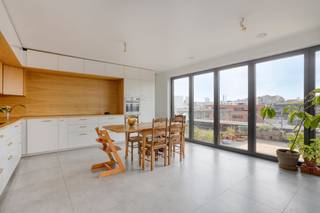 Discover this unique property in the heart of a former bottling factory! Entirely renovated, this apartment located on the 3rd and top floor...