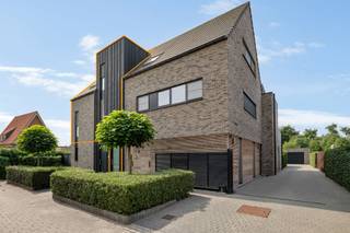 Duurzaam afgewerkt duplex appartement van ca. 137m² met ruim terras, afgesloten garage en autostaanplaats.Dit instapklare duplex appartement...