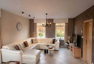 Rust, ruimte en instapklaar wonen – Charmante gezinswoning met garage in Balen<br /><br />Droom je van een woning waar je elke dag in alle rust kan thuiskomen? Deze instapklare, charmante gezinswoning ligt in een doodlopende straat en combineert groen wonen met modern comfort, veiligheid en energiezuinigheid.<br /><br />De lichtrijke leefruimte met keuken en erker vormt het warme hart van de woning – de ideale plek om samen te leven, te ontspannen en mooie momenten te delen. Dankzij de vloerverwarming op het gelijkvloers geniet je hier het hele jaar door van aangenaam wooncomfort. Met een EPC-label B, conforme elektriciteit, zonnepanelen met bijhorende energiecertificaten, automatische rolluiken en camerabewaking woon je bovendien energiezuinig, modern en zorgeloos. Op het gelijkvloers vind je daarnaast een praktische berging en een bureauruimte.<br /><br />Op de verdieping bevinden zich vier volwaardige slaapkamers, een badkamer en een apart toilet – perfect voor gezinnen of wie graag extra ruimte heeft. De zolder biedt bijkomende mogelijkheden voor het creëren van extra kamers, volledig naar eigen wensen in te richten.<br /><br />De aansluitende garage zorgt voor extra comfort en gebruiksgemak.<br /><br />Ook de ligging is een absolute troef: rustig wonen in een groene omgeving, met natuur, wandel- en fietsmogelijkheden vlakbij. Winkels, voorzieningen en het centrum bevinden zich op slechts 1,5 km.<br /><br />Een woning die rust, ruimte en toekomstgericht wonen perfect combineert. Een plek waar je je meteen thuis voelt.<br />