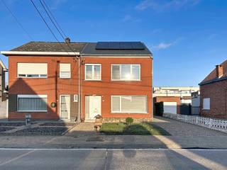 Zeer verzorgde en instapklare half-open bebouwing met een mooie perceelsoppervlakte van 450m². Doorheen de jaren grotendeels gerenoveerd en...