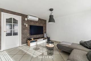 Voor meer info en foto’s, surf naar www.swevers.be – Dit instapklaar dakappartement in Houthalen-Helchteren (Tienschuur 18 bus 3.4) bevindt zich op de derde en hoogste verdieping van een verzorgd gebouw met lift. Met een bewoonbare oppervlakte van 92 m² en drie slaapkamers biedt het zowel ruimte als comfort. Dankzij grondige renovaties – waaronder nieuwe ramen, een recente verwarmingsketel, vernieuwde elektriciteit, airco en zonnepanelen – is het appartement energiezuinig en volledig up-to-date. De leefruimte van 38 m² ontvangt veel daglicht en sluit aan op een half-open keuken met toegang tot een terras van 5,6 m². De badkamer beschikt over een ligbad; het toilet is apart. Naast de grote slaapkamer van 16 m² zijn er twee extra kamers van 6 m², ideaal als kinderkamer, bureau of logeerkamer. Extra’s zoals een private kelderberging, een gemeenschappelijke fietsenberging, een tweede gemeenschappelijk terras en een eigen autostaanplaats verhogen het wooncomfort. De ligging is rustig, maar centraal: winkels, scholen en openbaar vervoer liggen op wandelafstand, terwijl de oprit naar de autosnelweg op slechts 2 km ligt. Voor meer informatie, bel 011 255 155. Bron bewoonbare oppervlakte: EPC – verslag.