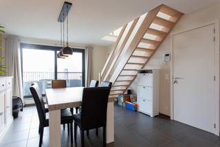 Duplex-appartement te Essen-centrum met o.a. twee slaapkamers, een uitgeruste badkamer, een berging, een woonkamer met open keuken en een riant terras. Bovendien beschikt het energiezuinig appartement over een parkeerplaats en over een private, afgesloten berging!