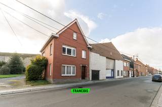 Veelzijdige woning/loods met tal van mogelijkheden<br /><br />Deze unieke loods biedt een dubbele functie en kan zowel (deels) ingericht worden als woongelegenheid als gebruikt worden voor opslag. Dankzij deze flexibiliteit vormt dit pand een bijzonder interessante investering met een breed scala aan mogelijkheden.<br /><br />Een van de grootste troeven is de vrijheid om de ruimtes volledig naar eigen wens in te delen. Droom je van een combinatie van wonen en hobbyruimte? Ben je op zoek naar een ruime opslagplaats? Of wil je het geheel omvormen tot een comfortabele woonst, volledig ingericht volgens jouw smaak en behoeften? Hier kan het allemaal.<br /><br />Deze eigendom biedt een uitstekende opportuniteit voor wie op zoek is naar ruimte, flexibiliteit en toekomstpotentieel op één locatie. Laat je inspireren door de vele mogelijkheden en creëer een invulling die perfect aansluit bij jouw plannen.<br /><br />Contacteer ons snel voor een bezoek: 051 47 48 47 of mail naar Tielt@immofrancois.be
