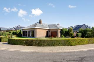 Ben je op zoek naar een woning waar alles zich <strong>op één niveau </strong>bevindt, met een mooie tuin, ruime oprit en heel wat bergruimte?<br />Dan is deze woning in Melsele zeker het ontdekken waard.<br /><br />Je komt binnen via de ruime inkomhal met apart gastentoilet.<br />Van hieruit kom je in de grote leefruimte, die dankzij de aangename ruimte verschillende mogelijkheden biedt.<br />Aansluitend bevindt zich de afzonderlijke keuken.<br />Verder beschikt de woning over <strong>twee slaapkamers</strong>, waarvan nu één is ingericht als dressing.<br />Een badkamer met douche, toilet en lavabomeubel met dubbele wastafel.<br />De garage is bijzonder ruim en biedt niet alleen plaats voor een wagen, maar ook extra mogelijkheden voor stockage.<br />Vanuit <strong>de garage</strong> is er bovendien toegang tot een zeer ruime zolder, die qua oppervlakte nagenoeg de volledige woning beslaat.<br />Daarnaast is er een luik naar een kelderruimte.<br /><br />Buiten beschikt de woning over een grote oprit die heel wat parkeermogelijkheden biedt en een ruime tuin rondom de woning.<br />Een tuinhuis zorgt ervoor dat je buiten ook nog een opbergruimte hebt.<br /><br />Een interessante gelijkvloerse woning met heel wat ruimte, praktische bergruimtes en mogelijkheden. Zeker een bezoek waard!<br />Contacteer Immo Selekt voor meer informatie of een bezoek ter plaatse.