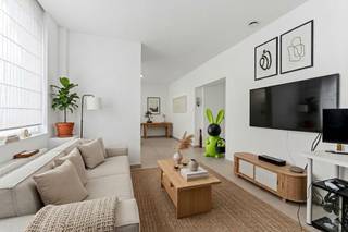 Op de gelijkvloerse verdieping van deze gezellige en verzorgde woning betreedt u de sfeervolle eetruimte, die naadloos overgaat in de...