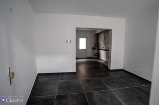 Cette maison jumelée rénovée à Malines offre une surface habitable de 120 m2, répartie sur quatre chambres et une salle de bain. La propriété comprend un jardin, un garage et une cave, offrant ainsi un espace de rangement et un confort supplémentaires. Les rénovations récentes confèrent à la propriété un aspect frais. Avec une classe EPC D, la maison est économe en énergie. L'aménagement spacieux et la présence d'un jardin en font une option attrayante pour ceux qui recherchent une maison familiale confortable.