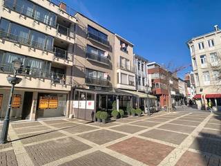 Centraal gelegen opbrengstgebouw bestaande uit handelsgelijkvloers en 3 appartementen op Manitobaplein in Blankenberge. Het Manitobaplein ligt...