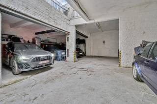 <p>Ontdek dit <strong>volledig gerenoveerde herenhuis</strong>, ideaal gelegen in het centrum van Brussel, op wandelafstand van alle voorzieningen. Tijdens de renovatie werd het <strong>authentiek karakter</strong> zorgvuldig behouden, wat het pand een unieke en charmante uitstraling geeft.</p><p></p><p>Dit gebouw vormt een sterke investeringsopportuniteit met een geschat maandrendement van circa €6.000. Op het gelijkvloers bevinden zich een éénslaapkamerappartement (±€800 + €100 lasten) en een studio (±€700 + €50 lasten), elk met eigen keuken en badkamer.</p><p></p><p>De eerste verdieping omvat een ruim appartement met twee slaapkamers, twee badkamers en een groot terras, met een huurpotentieel van ±€1.900 + €100 lasten. Op de tweede verdieping bevindt zich een duplex appartement met twee slaapkamers en zolder, momenteel verhuurd aan €1.300 + €100 lasten.</p><p></p><p>Achteraan is <strong>parkeermogelijkheid </strong>aanwezig. Extra troef is de ruime, geïsoleerde kelder, ideaal als opslagruimte of wijnkelder.</p><p></p><p>Een interessante opportuniteit voor investeerders die op zoek zijn naar <strong>een karaktervol pand met solide rendement in hartje Brussel</strong>. (maatregelenregister in aanvraag)</p>