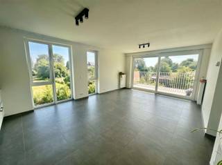 Appartement clé en main à louer dans la toute nouvelle Résidence de Ronse.Cet appartement fait partie d'un nouvel immeuble et comprend un hall d'entrée, un living avec cuisine ouverte équipée, 2 chambres, toilette, salle de bain, débarras et terrasse.Comprend une place de parking souterrain.Provision pour les parties communes €75/moisCurieux de cet appartement ?Pour plus d'informations et/ou pour organiser une visite, appelez Immo D'Hondt au 055/69.68.67 ( dial 2 )