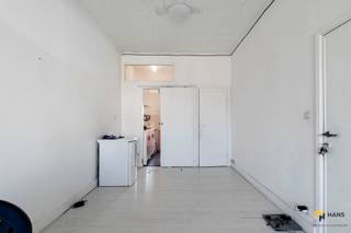 <p><span> </span></p><p><span>Appartement idéal pour débutants (43 m²) avec 1 chambre à Deurne.</span></p><p><span> </span></p><p><span>A Deurne-Zuid, à proximité des transports en commun, des magasins et des supermarchés, se trouve cet immeuble de petite taille avec seulement 4 appartements. Grâce à sa taille limitée, il n'y a pas de coûts fixes — un atout important pour les débutants ou les investisseurs. Il y a des compteurs séparés pour le gaz, l'eau et l'électricité. De plus, la toiture a été rénovée il y a 7 ans et des fenêtres en PVC à double vitrage ont été installées.</span></p><p><span> </span></p><p><span>Vous entrez dans le séjour lumineux (22 m²), qui est le cœur de l'appartement. A l'avant, la chambre (6 m²) y est reliée. À l'arrière se trouve la cuisine séparée (5 m²) avec un équipement de base et une douche. Il y a également des toilettes séparées.</span></p><p><span> </span></p><p><span>Une opportunité abordable pour les débutants ou les investisseurs à la recherche d'un appartement compact avec du potentiel. Ne manquez pas cette opportunité ! Surface habitable 43 m² ref : surface brute. Certificat EPC. Pour plus d'informations ou une estimation gratuite, visitez www.hansimmo.be</span></p><p><span> </span></p>