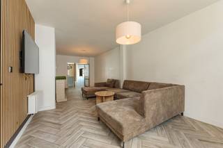 <p><span>Deze woning met hoge plafonds, ligt op wandelafstand (450m) van de kernstad en 1,1km van het Nekkerspoelstation. Het EPC-label B (188 kWh/m²/jaar) werd behaald dankzij: isolatie van de met sierplijster bedekte achtergevel (14cm); isolatie van de daken (16cm dikte); een condensatieketel op gas en nieuwe PVC-ramen. We werden verrast door de vele opbergmogelijkheden: vestiairekast, extra vaste kasten in de keuken, een droge kelder, een tuinhuis, etc. Dit huis herbergt zowel een grote living (rolluik), als een grote keuken met eiland (zitplaatsen). De op maat gemaakte keuken is voorzien van composiet werkbladen en spatwand. Naast een ingebouwde koelkast is de keuken uitgerust met een kookplaat met geïntegreerde afzuiging, een oven, een microgolfoven en een vaatwasser. We vestigen in deze ruime woning speciaal de aandacht op de mooie keramische tegelvloer (visgraatvorm), de in het plafond geïntegreerde spots, de aluminium glazen deur naar de leefruimte en de decoratieve houten accentwand. De zuidgerichte tuin met terras (betontegels) en grassen is vrij diep voor een stadsomgeving. Op de 1e verdieping ligt achter de master bedroom een XL-badkamer, met dubbele wastafel, een inloopdouche met handige nis en een hangtoilet, plus plaats voor wasmachine en droogkast. De 2e verdieping telt nog eens twee grote kamers. In de 4e kamer op de derde verdieping (onder dak) spotten we twee veluxramen.</span></p>