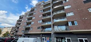 De toegang tot het appartement is via de centraal gelegen inkomhal die doorgang geeft naar de ruime woonkamer en de keuken. Langsheen de woonkamer kan U het terras betreden dat aan de voorkant van het appartement gelegen is. Verder is er een badkamer voorzien van ligbad en douche.<br />In het appartement is er een ruime berging die te bereiken is via de keuken. In de berging zijn de aansluitingen voor wasmachine en droogkast. In de inkomhal is er een apart toilet aanwezig.<br />Het appartement is voorzien van twee slaapkamers, waarvan de eerste een dressing heeft en de tweede doorgang geeft naar een 2de ruim terras.<br />Voor verdere inlichtingen of informatie gelieve onze vastgoedadviseur Guy De Witte te contacteren op het nummer 0477904846.