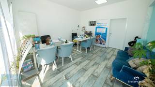 Bent u op zoek naar een toplocatie voor uw zaak gecombineerd met een comfortabele woonst?<br />Dit veelzijdige pand ligt in de levendige Stalenstraat, een uiterst populaire winkelstraat bekend om zijn enorme passage, vele eetgelegenheden en grote winkelketens. Een absolute toplocatie voor maximale visibiliteit!<br /><br /><strong>DE TROEVEN OP ÉÉN RIJ:</strong><br /><br />Handelsruimte (ca. 60 m²): Grote etalage aan de straatzijde, ideaal als kantoor of praktijk. Verwarmd op aardgas, uitgerust met een toilet en een praktische afgewerkte kelder voor extra stockage.<br />De elektriciteit is volledig vernieuwd en in goede orde.<br /><br />Vernieuwde woonst (2023): Gelegen achter de handelsruimte voor optimale privacy.<br />Beschikt over 2 slaapkamers, verwarming op aardgas en prachtige natuurlijke lichtinval via dakkoepels met automatische verluchting.<br /><br />Garage & Parking: Aan de achterzijde bevindt zich een private garage met automatische poort én een extra privé-parkeerplaats voor de deur.<br />Ideaal voor eigen gebruik of vlot laden en lossen.<br /><br /><strong>WAAROM KIEZEN VOOR DIT PAND?</strong><br />Of u nu zelf wilt ondernemen en comfortabel wilt wonen, of zoekt naar een slimme vastgoedinvestering met een dubbel verhuur potentieel: de uitstekende ligging in de levendige Stalenstraat maakt dit een unieke kans!<br /><br />Interesse? Contacteer Immo-Center voor een bezichtiging! 0497523595