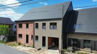 Casco nog af te werken gesloten nieuwbouwwoning met inpandige garage te Oudegem, gelegen op wandelafstand van de dijk en het wandelpad langs de Dender, en op fietsafstand van zowel Dendermonde als Sint-Gillis. De woning bevindt zich op een perceel van ongeveer 155 m² en biedt een royale bewoonbare oppervlakte van 210 m². Dankzij de doordachte indeling beschikt de woning over ruime, lichtrijke leefruimtes, drie volwaardige slaapkamers en een ruime zolderverdieping die eenvoudig kan worden ingericht als extra slaapkamer(s), hobbyruimte of bureau. Deze woning wordt casco aangeboden, wat betekent dat u de volledige afwerking nog volledig naar eigen smaak en wensen kunt bepalen en uitvoeren — van vloerbekleding en keuken tot badkamer en schilderwerken. Dit biedt een unieke kans om van deze woning echt uw thuis te maken, volledig afgestemd op uw persoonlijke stijl en behoeften. Voor wie hier liever niet zelf in duikt, bieden wij tevens de mogelijkheid om de volledige afwerking voor u te coördineren in samenspraak met onze betrouwbare partners. Zo combineert u de vrijheid van een casco woning met het gemak van professionele begeleiding. Neem contact op en informeer naar de mogelijkheden! <br /><br />Interesse in een bezichtiging? Aarzel niet om contact op te nemen! 052 52 52 10 of info@capston.be