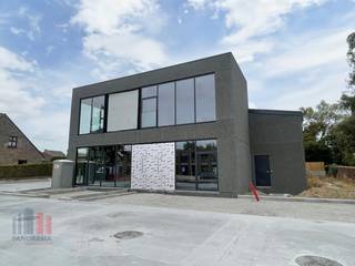 Veelzijdig nieuw te bouwen bedrijfsgebouw met een totale oppervlakte van 873 m² op een terrein van 1.989 m². het bedrijfsgebouw bestaat uit 738 m² magazijn/atelierruimte in combinatie met 135 m² kantoorruimte/showroom (67,50 m² op het gelijkvloers en 67,50 m² op de eerste verdieping). De magazijnruimte is toegankelijk via 2 sectionale poorten (4m x 4,20m en 2m x 2,20m) en voorzien van een centrale lichtstraat met geïntegreerde RWA luiken.<br /><br />Het bedrijfsgebouw wordt kwalitatief en duurzaam opgebouwd en zal bestaan uit een staalconstructie in combinatie met geïsoleerde silexbetonpanelen en geïsoleerde sandwichpanelen, dit zorgt naast een architecturale uitstraling ook voor isolatie en energie-efficiëntie. Zowel de niet verwarmde magazijnruimte als de kantoorruimte zullen instapklaar (voorzien van alle technieken) worden opgeleverd. <br /><br />Deze opportuniteit biedt talloze mogelijkheden voor verschillende bedrijfsactiviteiten op een uitstekende locatie. Gelegen op slechts 1 minuut rijafstand van de N36 met een vlotte verbinding naar de E403, via op- en afrit 6 Roeselare-Beveren.<br /><br />Op eigen terrein is er ruime parkeer- en manoeuvreerruimte met bijkomend 14 eigen parkeerplaatsen.<br />Oplevering is voorzien in Q4 - 2025.<br /><br />Contacteer PANORAMA B2B voor bijkomende (technische) inlichtingen, plannen of een vrijblijvend plaatsbezoek 0476 215 115.