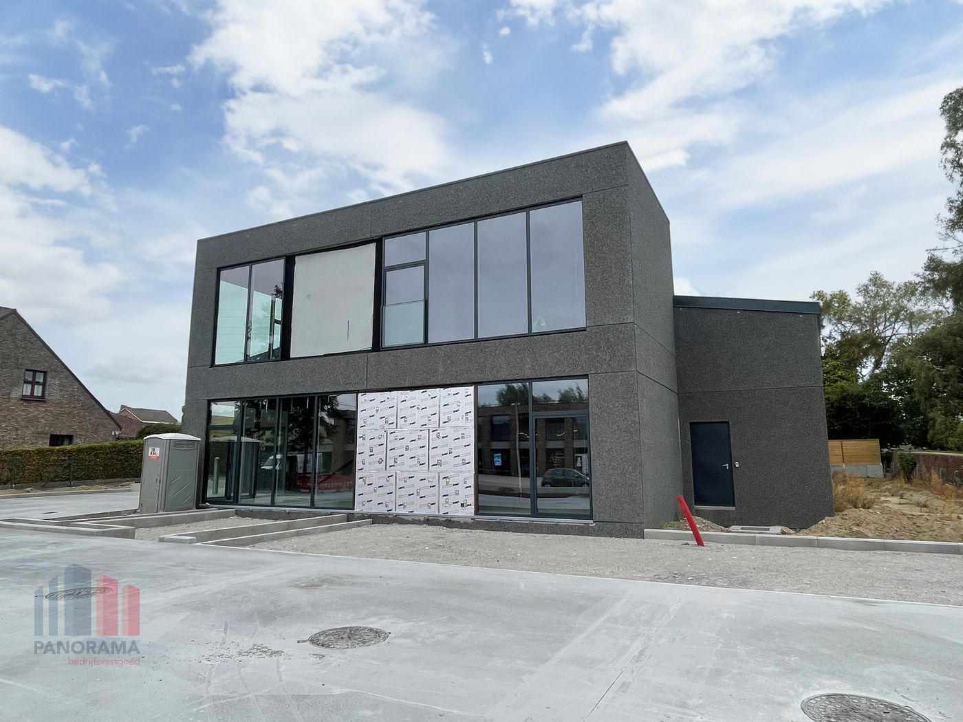 873 m² BEDRIJFSGEBOUW MET KANTOOR/SHOWROOM - foto 2