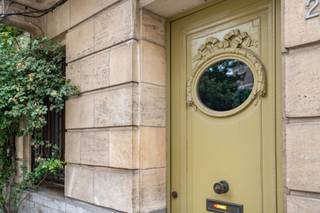 Deze indrukwekkende, eclectische woning bevindt zich in de begeerde wijk “Zurenborg”. Achter deze monumentale gevel schuilt een schat aan...