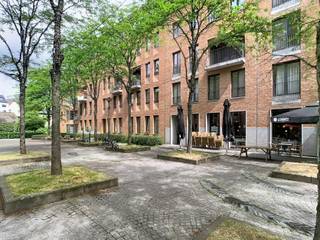 <p>Cet appartement une chambre à louer au centre de Louvain est idéal pour celles et ceux qui recherchent un logement confortable, lumineux et parfaitement situé. Les commerces, restaurants, transports en commun et toutes les commodités sont accessibles à pied.</p><p></p><p>Le hall d'entrée dispose d'un placard intégré pratique et mène vers un agréable séjour baigné de lumière naturelle grâce à de grandes baies vitrées. La cuisine ouverte s'intègre harmonieusement à l'espace de vie et crée un environnement convivial. Depuis le séjour, vous accédez directement à une grande terrasse où vous pourrez profiter d'un agréable espace extérieur.</p><p></p><p>La chambre est reliée à sa salle de bains privative, offrant un confort supplémentaire. L'appartement comprend également des toilettes séparées ainsi qu'un débarras pratique.</p><p></p><p>Un emplacement de parking privatif est inclus et les résidents disposent d'un local à vélos commun. Grâce au certificat de performance énergétique de classe A, vous bénéficiez d'un logement économe en énergie. Les consommations sont entièrement individuelles.</p><p></p><p>Le loyer mensuel est fixé à 1.195 euros. L'emplacement de parking est proposé à 100 euros par mois. La provision pour les charges communes est de 80 euros par mois. Vous avez également la possibilité de louer l'appartement meublé moyennant un supplément de 300 euros par mois.</p><p></p><p>Vous recherchez un appartement une chambre avec terrasse au centre de Louvain ? Contactez-nous pour obtenir plus d'informations ou organiser une visite via www.living-stone.be ! </p>