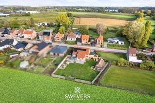 Voor meer info en foto’s, surf naar www.swevers.be – Deze instapklare open bebouwing aan de Sint-Truidensesteenweg 94 in Zoutleeuw biedt 215 m² wooncomfort, drie slaapkamers, twee badkamers, een aparte praktijkruimte en een prachtige zuidgerichte tuin. De woning, gebouwd in 1986 en doorheen de jaren vernieuwd, beschikt op het gelijkvloers over een gezellige living, ruime eetkamer en ingerichte open keuken met recente toestellen. De lichtrijke veranda biedt een mooi zicht op de tuin. Een aparte bureauruimte met ingebouwde boekenkast, berging, garage en carport zorgen voor extra mogelijkheden. Op de verdieping bevinden zich drie ruime slaapkamers voorzien van inbouwkasten. Ook een zolder biedt bijkomende opbergruimte. Het perceel van 11a 83ca beschikt over een volledig aangelegde, omheinde tuin met zuidelijke oriëntatie en een uitzonderlijk ruim terras van 133 m². Ideaal om in alle rust van het buitenleven te genieten. Ook technisch werd geïnvesteerd: hoogrendementsglas, 13 zonnepanelen en een gasaansluiting, aangevuld met nieuwe airco in 2026. Dankzij de gunstige ligging bevinden winkels, scholen, openbaar vervoer en recreatiemogelijkheden zich vlakbij. Provinciedomein Het Vinne ligt op slechts 1,7 km. Een veelzijdige, instapklare woning met ruimte voor het hele gezin én thuiswerk.Voor meer informatie, bel 012 699 900. Bron bewoonbare oppervlakte: EPC – verslag.