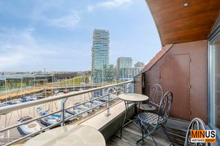 <p>TDeze instapklare duplex van ca. 130 m² is ideaal gelegen pal aan het station van Oostende, met trein, kusttram en bus in de onmiddellijke nabijheid. Een absolute topligging voor wie centraal wil wonen met maximale bereikbaarheid.</p>
<p>De leefruimtes bevinden zich op de zesde verdieping en bestaan uit een ruime, lichtrijke woonkamer met eetruimte en een volledig geïnstalleerde open keuken, aangevuld met een apart toilet en een praktische berging. Aansluitend geniet u van twee zonnige terrassen. Het oostgerichte terras aan de voorzijde biedt in de voormiddag zon en een fenomenaal uitzicht op de jachthaven, de Amandine en het historische stationsgebouw. Het westgerichte terras aan de achterzijde geniet zon van de middag tot de avond en kijkt uit op de spitsen van de Sint-Petrus-en-Pauluskerk.</p>
<p>Op de zevende verdieping bevinden zich drie volwaardige slaapkamers met inbouwkasten, een badkamer met inloopdouche, een tweede toilet en een lavabomeubel.</p>
<p>Het appartement werd gebouwd in 2001 en gerenoveerd in 2025. Dankzij het EPC-label A, privatieve zonnepanelen en een warmtepomp voor verwarming en koeling, die bovendien op afstand bedienbaar is, geniet u van een hoog wooncomfort en lage energiekosten. Verder zijn er een privatieve kelderberging en een gemeenschappelijke fietsenstalling.</p>
<p>Een unieke combinatie van ruimte, energiezuinigheid, zon en uitzicht op een uitzonderlijke centrale ligging aan de kust.</p>