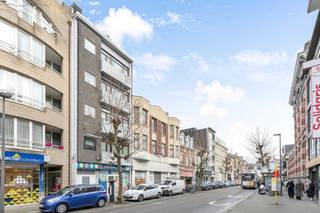 Ligging: uiterst centraal gelegen in het commercieel centrum van Turnhout vlakbij winkels, openbaar vervoer, station, scholen en met een vlotte verbinding naar hoofdwegen en autostrade E34.<br /><br />Omschrijving:<br />Dit ruime appartement is gelegen op de derde verdieping in een kleinschalig gebouw en kunnen we bereiken met de lift. We komen binnen in een ruime inkomhal dewelke toegang geeft tot de badkamer, apart toilet, de 2 ruime slaapkamers aan de achterkant en de leefruimte. De leefruimte is zeer ruim en bestaat uit een zithoek en eetgedeelte. Ernaast vinden we de keuken. Het appartement beschikt over zowel een terras vooraan als een overdekt terras aan de achterzijde. Is er ook een kelderberging aanwezig.<br />EPC B (energiezuinig en geen renovatieplicht).