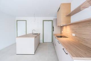 <strong>Gelegen in de dorpskern van Klein Vorst, biedt Residentie Quercus hedendaagse nieuwbouwappartementen met een hoogwaardige afwerking en een doordachte indeling. Comfortabel wonen wordt hier gecombineerd met een uitzonderlijk energiezuinig karakter dankzij een E-peil van E8 of lager, wat resulteert in een aangename woonomgeving en lagere verbruikskosten.</strong><br /><br /><strong>Appartement 2.3 </strong>bevindt zich op de tweede verdieping en combineert een doordachte indeling met hedendaags wooncomfort en een aangename woonbeleving. Met een bewoonbare oppervlakte van 111,20 m² en twee ruime slaapkamers is dit appartement ideaal voor koppels, alleenstaanden met extra ruimtebehoefte of wie op zoek is naar comfortabel en energiezuinig wonen.<br /><br />Via de inkomhal betreedt u de ruime en lichtrijke leefruimte, waar grote raampartijen zorgen voor een aangename lichtinval en een open gevoel. De open, volledig geïnstalleerde keuken sluit naadloos aan op de leefruimte. Vanuit de leefruimte heeft u toegang tot het overdekte terras, een echte meerwaarde waar u het hele jaar door kan genieten van rust en beschutting.<br /><br />Het appartement beschikt over twee comfortabele slaapkamers, die flexibel inzetbaar zijn als slaapkamer, bureau of hobbyruimte. De badkamer is modern en praktisch ingericht met een inloopdouche en een dubbele wastafel. Daarnaast is er een apart toilet en een handige berging/wasplaats.<br /><br />Ook de gemeenschappelijke voorzieningen verhogen het wooncomfort: een verzorgde gemeenschappelijke binnentuin biedt een rustige groene plek om even tot rust te komen, terwijl de gemeenschappelijke fietsenberging en de lift zorgen voor extra gebruiksgemak in het dagelijkse leven.<br /><br /><strong>Duurzaam en toekomstgericht wonen</strong><br />De appartementen voldoen aan de huidige strenge energienormen en behalen een E-peil van 8. Hierdoor geniet u de eerste 5 jaar van een vrijstelling van onroerende voorheffing (K.I.).<br />Elk appartement is uitgerust met:
<ul>
<li>zonnepanelen</li>
<li>vloerverwarming in alle ruimtes (via warmtepomp)</li>
<li>ventilatiesysteem type D</li>
</ul>
Deze technieken zorgen voor een energiezuinige en comfortabele woonomgeving, afgestemd op vandaag én morgen.<br /><br /><strong>Ligging</strong><br />Residentie Quercus combineert een rustige woonomgeving met een vlotte bereikbaarheid. Winkels, scholen, horeca en sportvoorzieningen liggen op wandelafstand. Bovendien zijn de omliggende steden eenvoudig bereikbaar dankzij de nabijheid van de E313.<br /><br /><strong>Parkeerplaatsen en bergingen</strong><br />Ondergrondse parkeerplaatsen en privatieve bergingen zijn niet inbegrepen in de prijs.<br />Deze kunnen afzonderlijk worden aangekocht vanaf € 22.600,00 (excl. btw en registratie).<br /><br /><br /><strong>Voelt dit als een plek waar u zich meteen thuis zou voelen?</strong><br />Neem dan gerust contact met ons op voor meer informatie of een bezoek ter plaatse via<br />info@sublimmo.be of 014 84 83 69.<br /><br />Wij nemen graag de tijd om alles rustig toe te lichten.