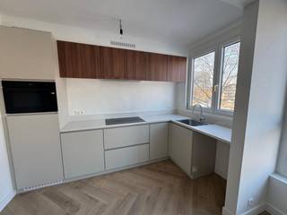 Schitterend gerenoveerd appartement op het bruisende zuid met zicht op het nieuwe ZUIDPARK.<br /><br />Indeling van het appartement:<br />Inkomhal met vestiairekast: +- 5m² vloerbekleding: visgraat motief<br />Woonkamer: +- 28m² <br />Ingerichte keuken: +- 7m²  voorzien van vaatwasmachine, frigo, oven, kasten, dampkap, composietwerkblad.<br />Slaapkamer: +- 14m² vloerbekleding: visgraat motief, kleedkast voorzien<br />Badkamer: +- 3.5m² douche, toilet en lavabo<br /><br />Algemene onkosten €100,00: lift, water en onderhoud gemene delen.<br />Onmiddellijk beschikbaar<br /> 