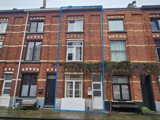 Centraal gelegen, gerenoveerde ééngezinswoning op een perceel van 49 m² vlakbij het stadscentrum. Indeling: inkom, living, ingerichte keuken en toilet. Koer. Verdieping: grote slaapkamer en een badkamer met lavabo, ligbad en toilet. Zolderverdieping: 2 slaapkamers. Elektriciteit conform, centrale verwarming op aardgas. De woning is momenteel verhuurd.