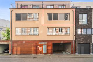 <p>Te koop: energiezuinig appartement in Vilvoorde, op korte afstand van het stadscentrum en met uitstekende bereikbaarheid.</p><p><br /></p><p>Dit appartement, gebouwd in 2007, combineert comfort met een gunstige ligging. Dankzij het EPC-label B geniet u van een energiezuinige woning, wat zorgt voor lagere energiekosten. De centrale locatie biedt snelle toegang tot het stadscentrum, parken en het treinstation, terwijl invalswegen en openbaar vervoer vlakbij zijn. Ideaal voor wie een praktische en goed gelegen woning zoekt.</p><p><br /></p><p>Belangrijkste ruimtes:<br />• Ruime woonkamer (25,66 m²) met veel lichtinval.<br />• Keuken (5,43 m²) voorzien van dubbele spoelbak, vaatwasser, dampkap, koelkast en oven.<br />• Badkamer (6,21 m²) met ligbad, toilet, wastafel in meubel, aansluitingen voor wasmachine en droogkast, en ventilatiesysteem.<br />• Slaapkamer (16,73 m²) en tweede slaapkamer (9,03 m²).<br />• Hal (6,0 m²) en apart toilet.</p><p><br /></p><p>Troeven:<br />• Energiezuinig appartement (EPC B).<br />• Dichtbij stadscentrum, parken en treinstation.<br />• Goede bereikbaarheid met auto én openbaar vervoer.</p><p><br /></p><p>Neem vandaag nog contact op met uw ERA-makelaar voor een bezoek.</p><p><br /></p><p>JOUW DROOMAPPARTEMENT. ZO GEVONDEN!</p>